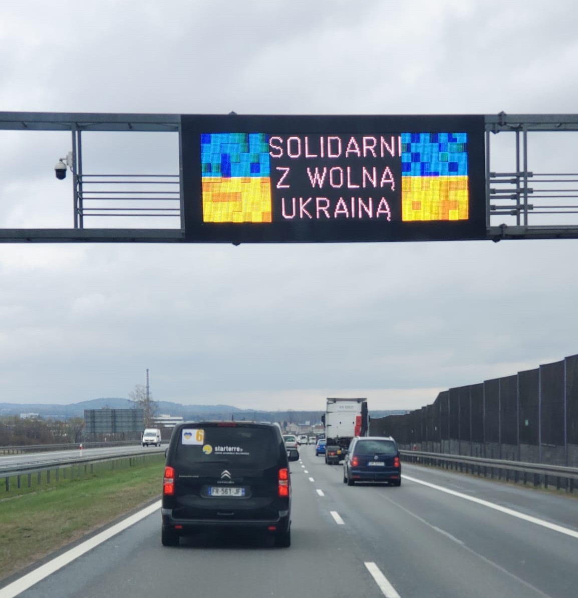 Un des convois arrive en Pologne, solidaire des citoyens ukrainiens.
